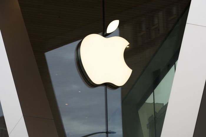 Apple’s former corporate law director pleads guilty to insider trading